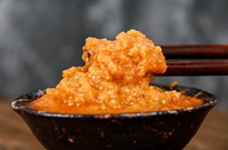 經(jīng)過包裝機包裝后的蟹黃醬